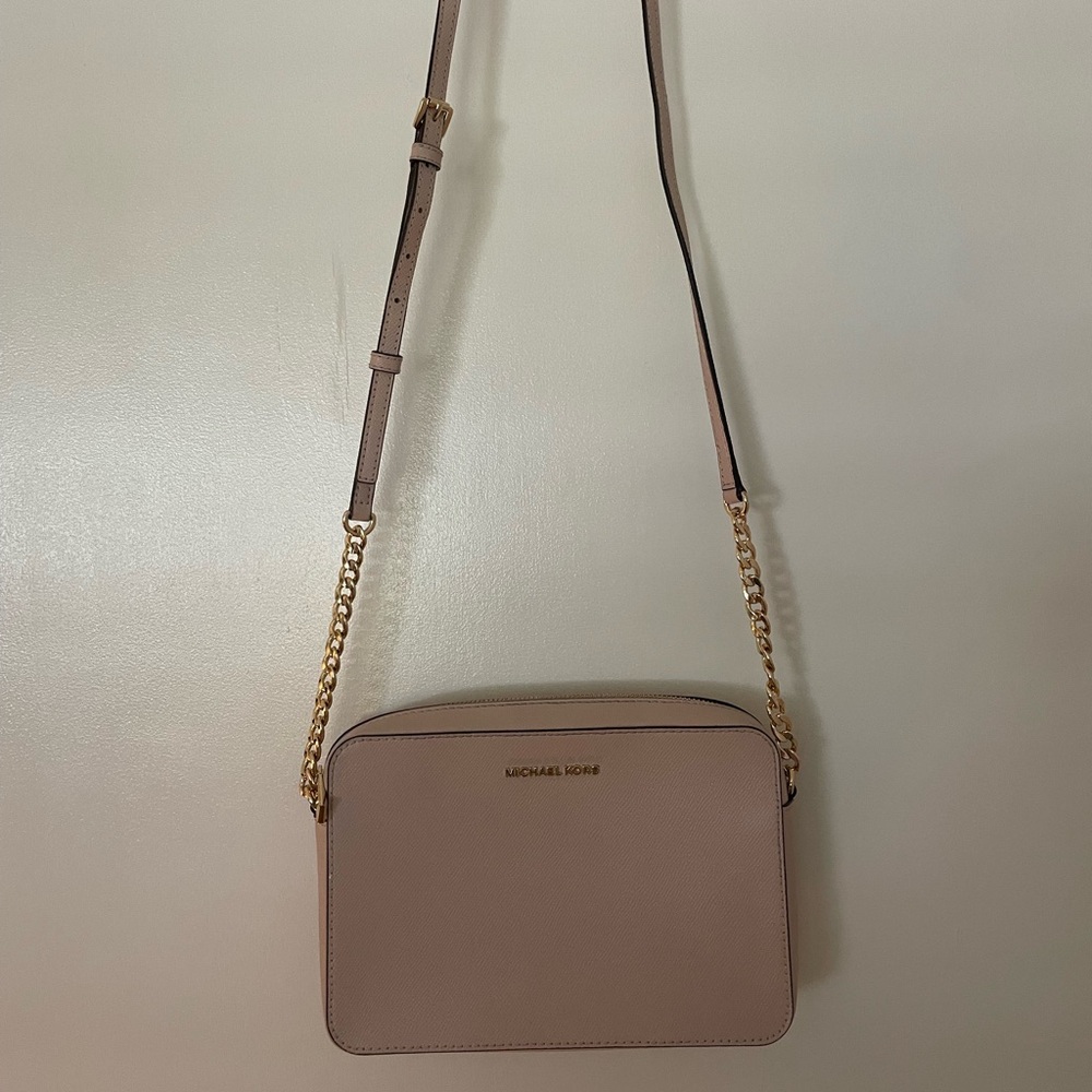 MICHAEL KORS Dusty Pink Crossbody w/adjustable strap & gold chain strap accent!